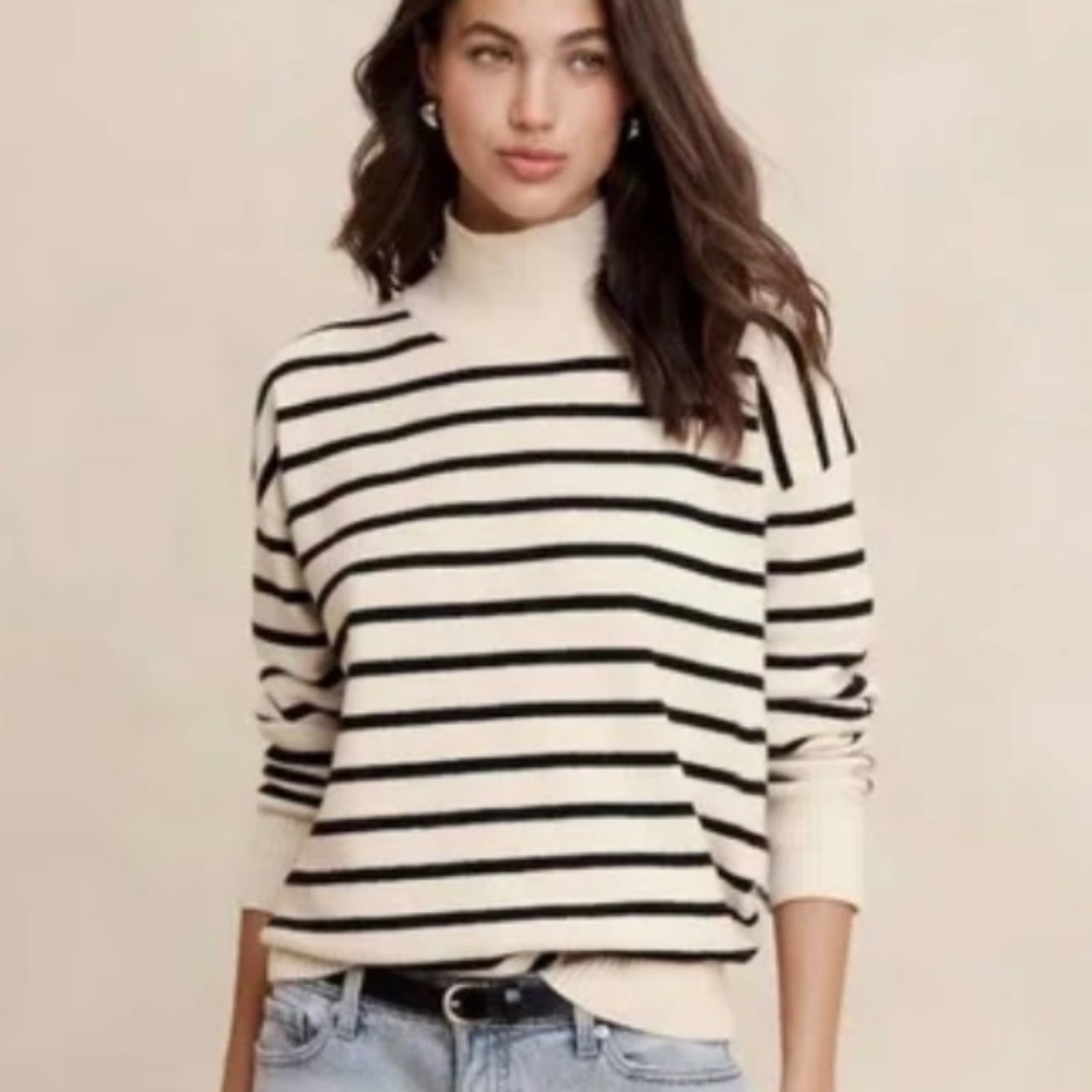Banana Republic Cream & Black Mock Neck Sweater – Size M